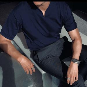 Polo ajusté pour homme avec col en V élégant