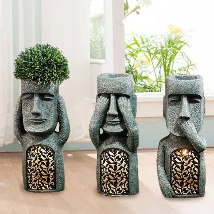 Pot à fleurs avec visage sculpté