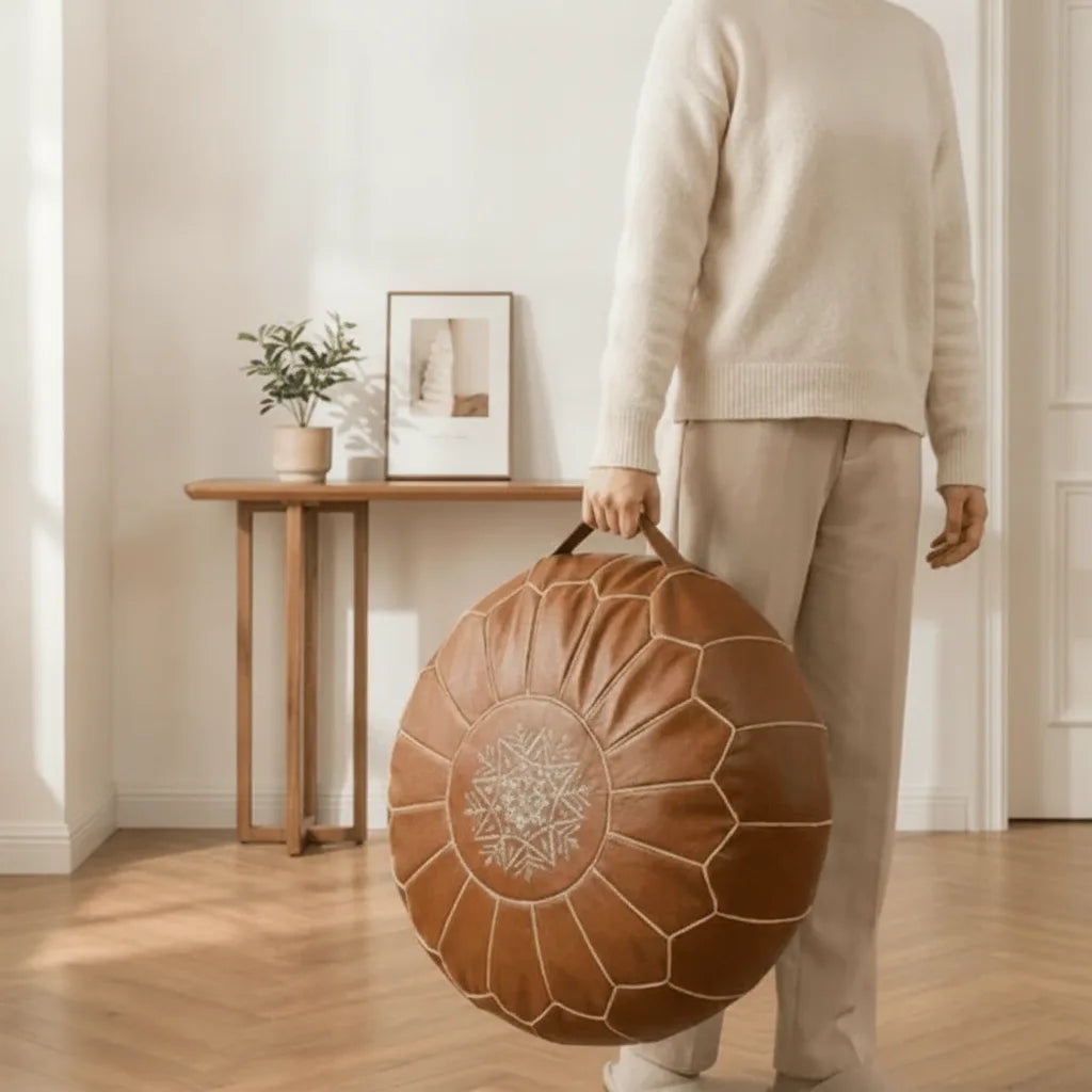 Pouf brodé à la main avec compartiment de rangement caché