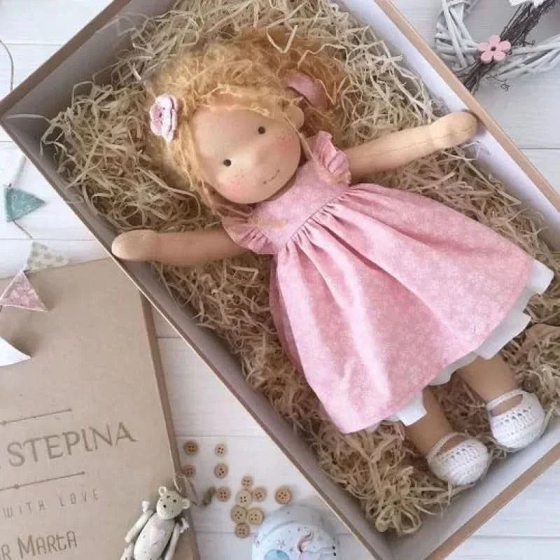 Poupée en peluche faite à la main – jouet Waldorf Emma