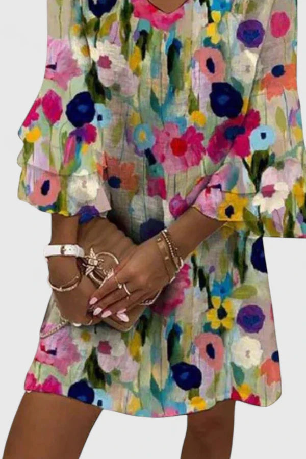 Robe courte à fleurs et encolure en V – coupe confortable