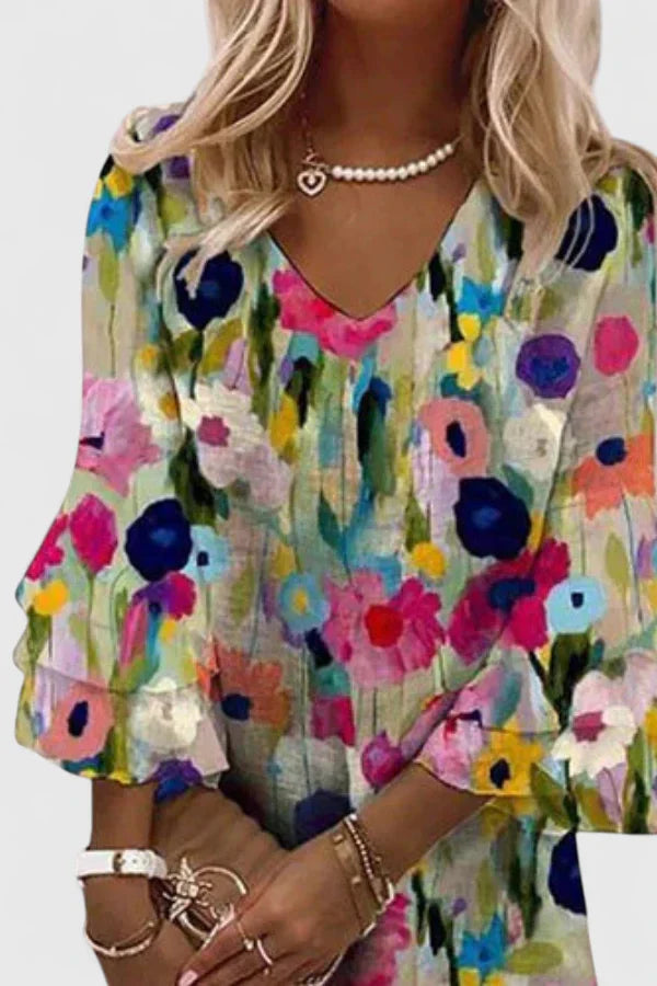 Robe courte à fleurs et encolure en V – coupe confortable