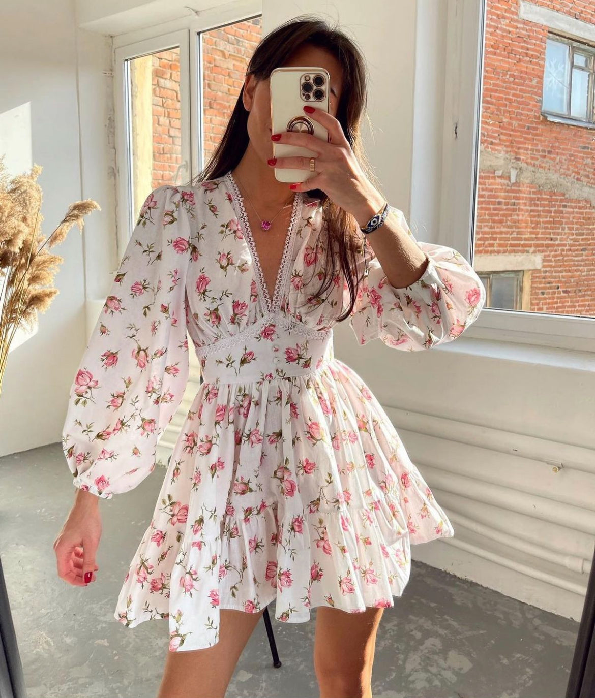 Robe d'été élégante avec volants et encolure en V