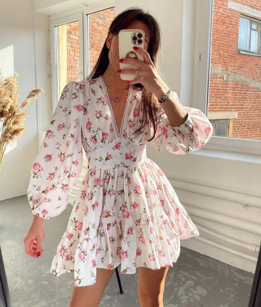 Robe d'été élégante avec volants et encolure en V