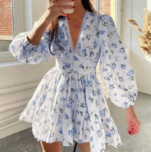 Robe d'été élégante avec volants et encolure en V