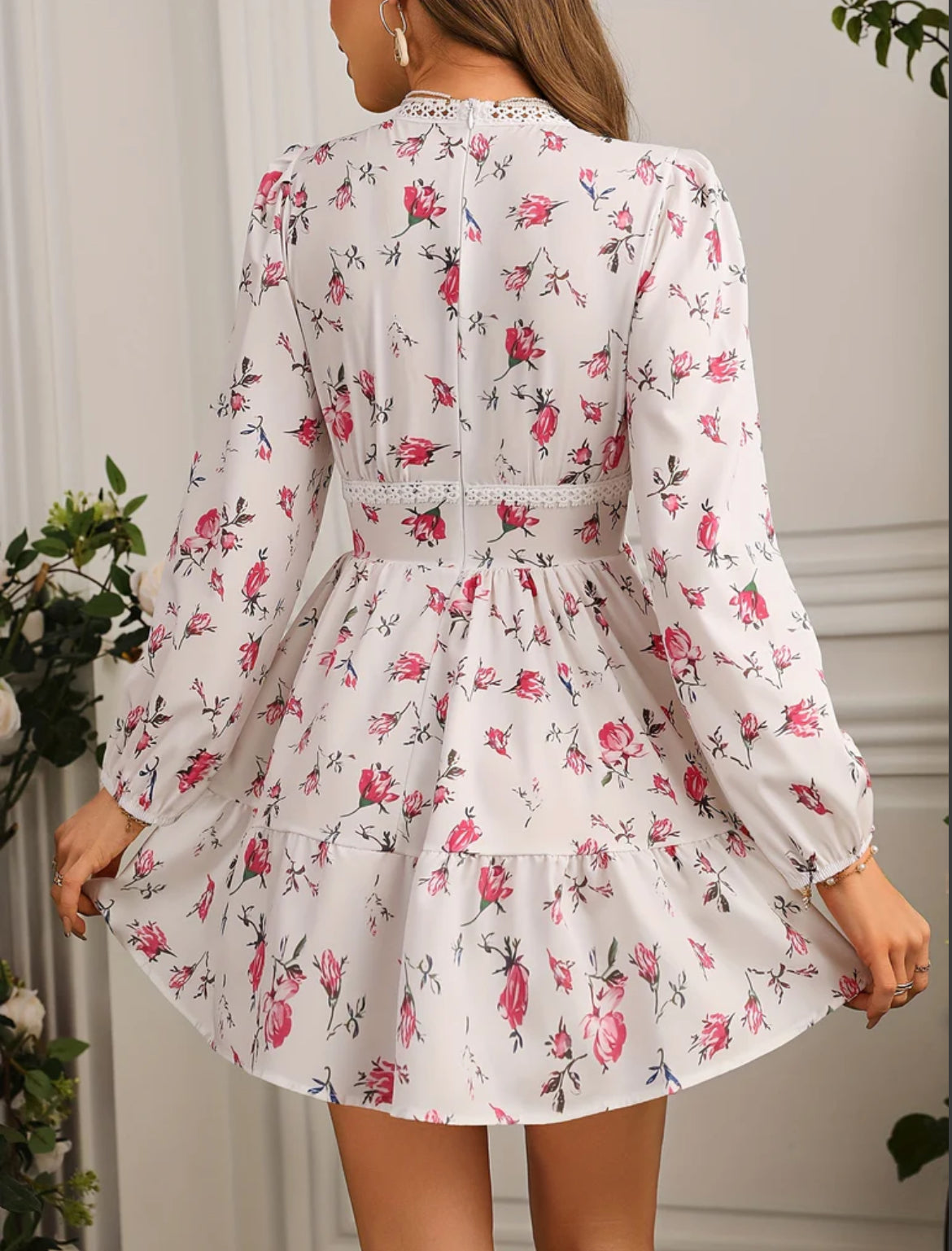 Robe d'été élégante avec volants et encolure en V