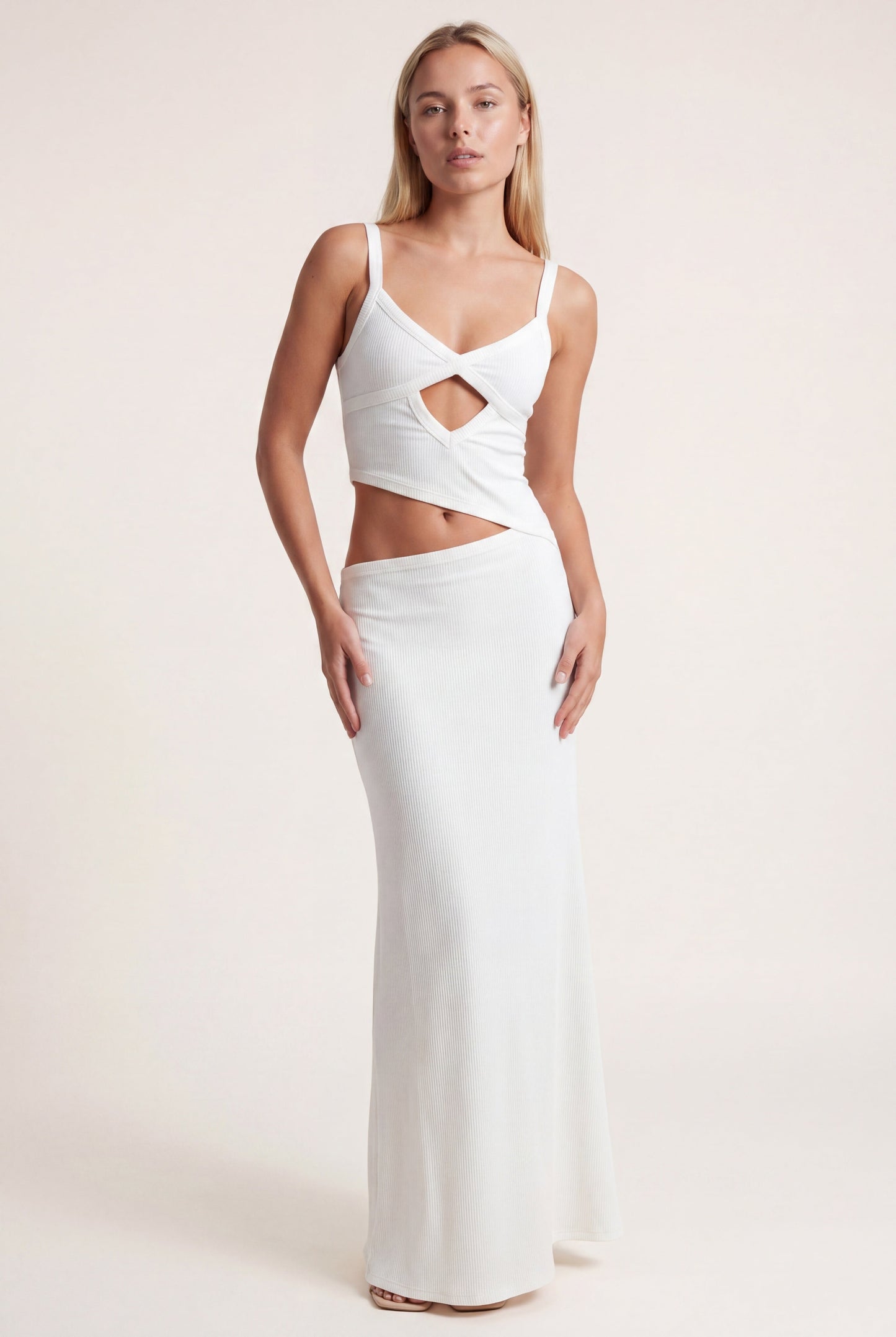 Robe longue dos nu avec détail nœud et finition élégante