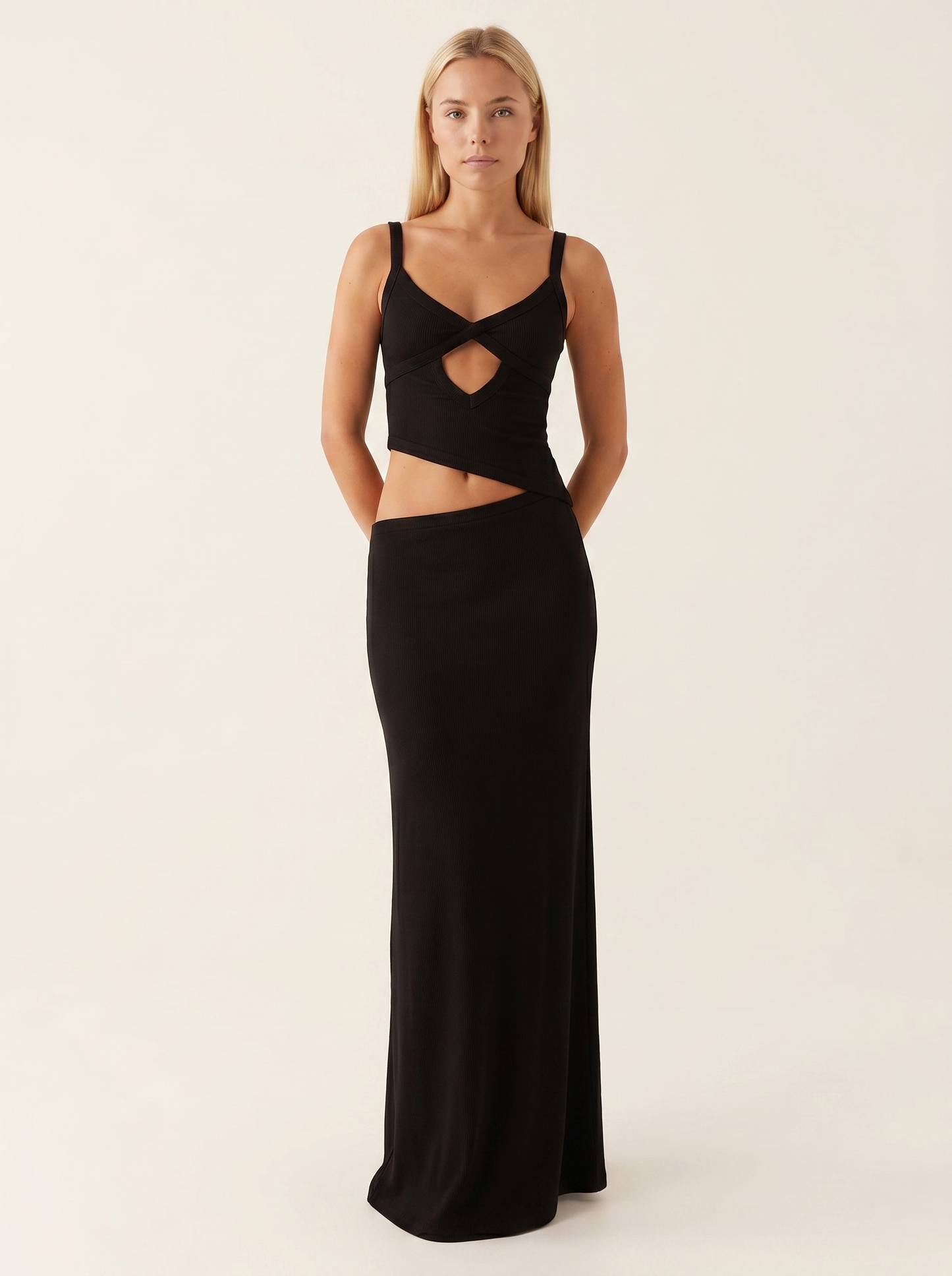 Robe longue dos nu avec détail nœud et finition élégante