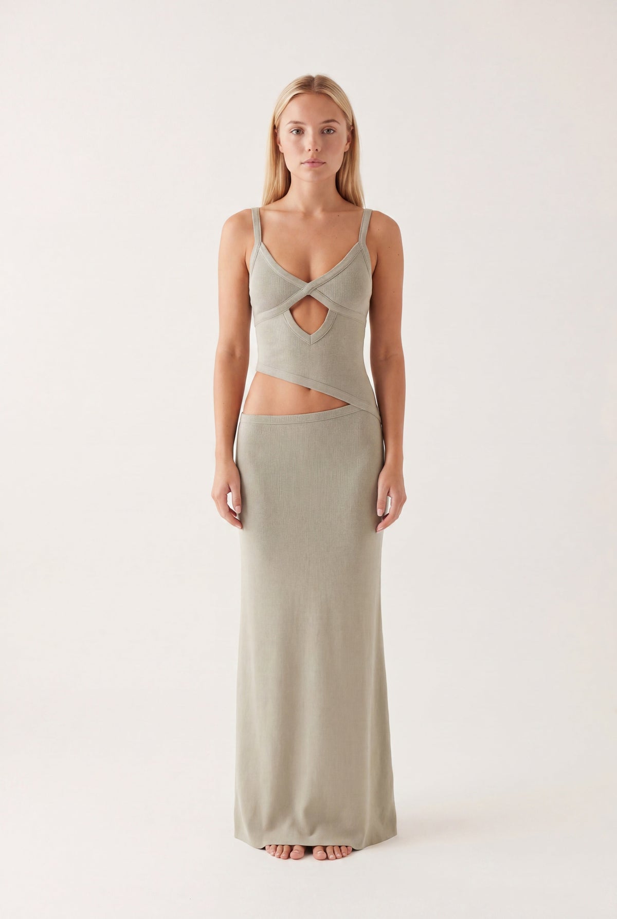 Robe longue dos nu avec détail nœud et finition élégante