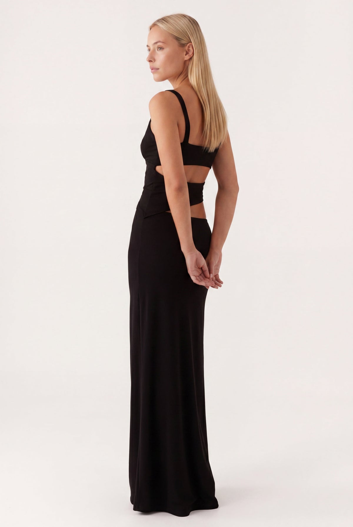 Robe longue dos nu avec détail nœud et finition élégante