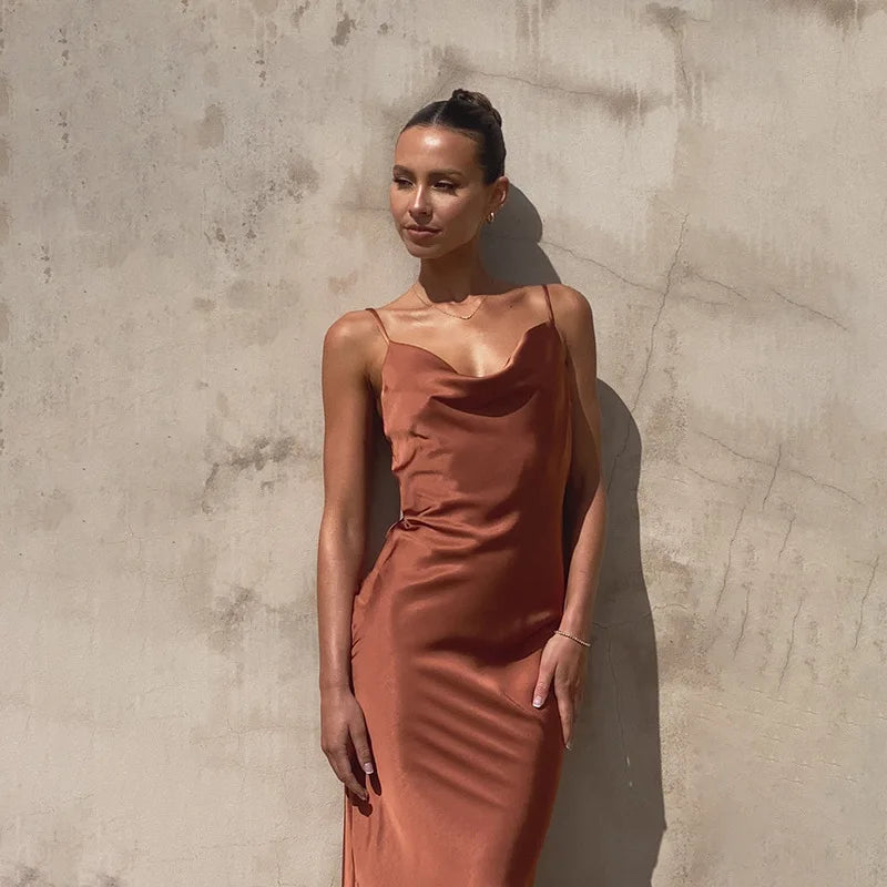 Robe longue en satin à col bénitier