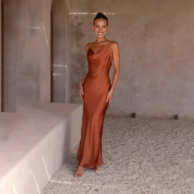 Robe longue en satin à col bénitier