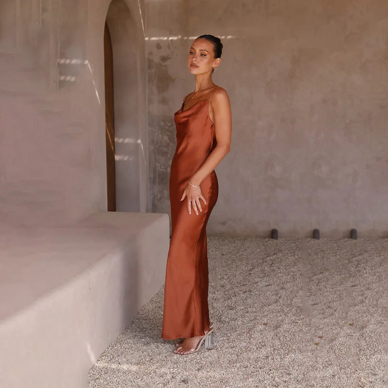 Robe longue en satin à col bénitier