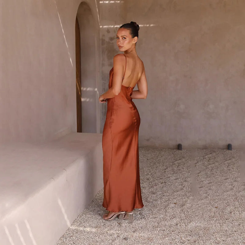 Robe longue en satin à col bénitier