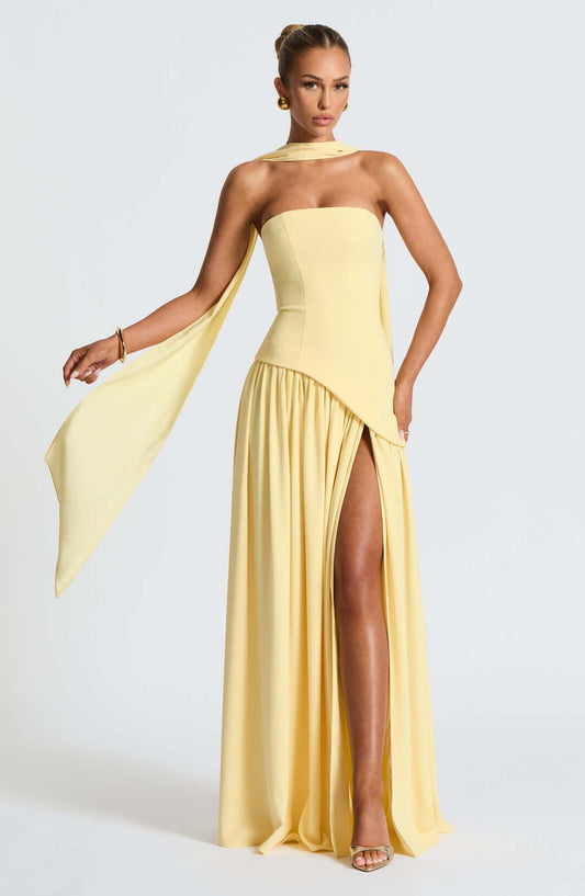 Robe longue sans bretelles avec fente haute