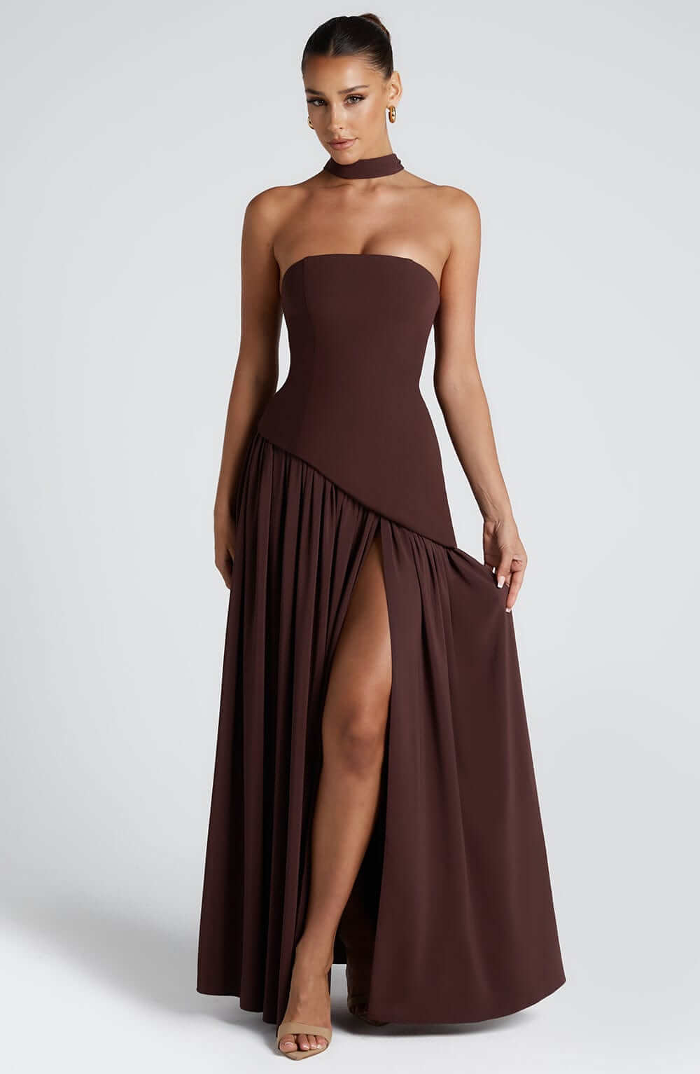 Robe longue sans bretelles avec fente haute