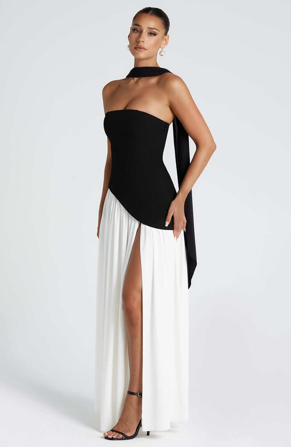 Robe longue sans bretelles avec fente haute