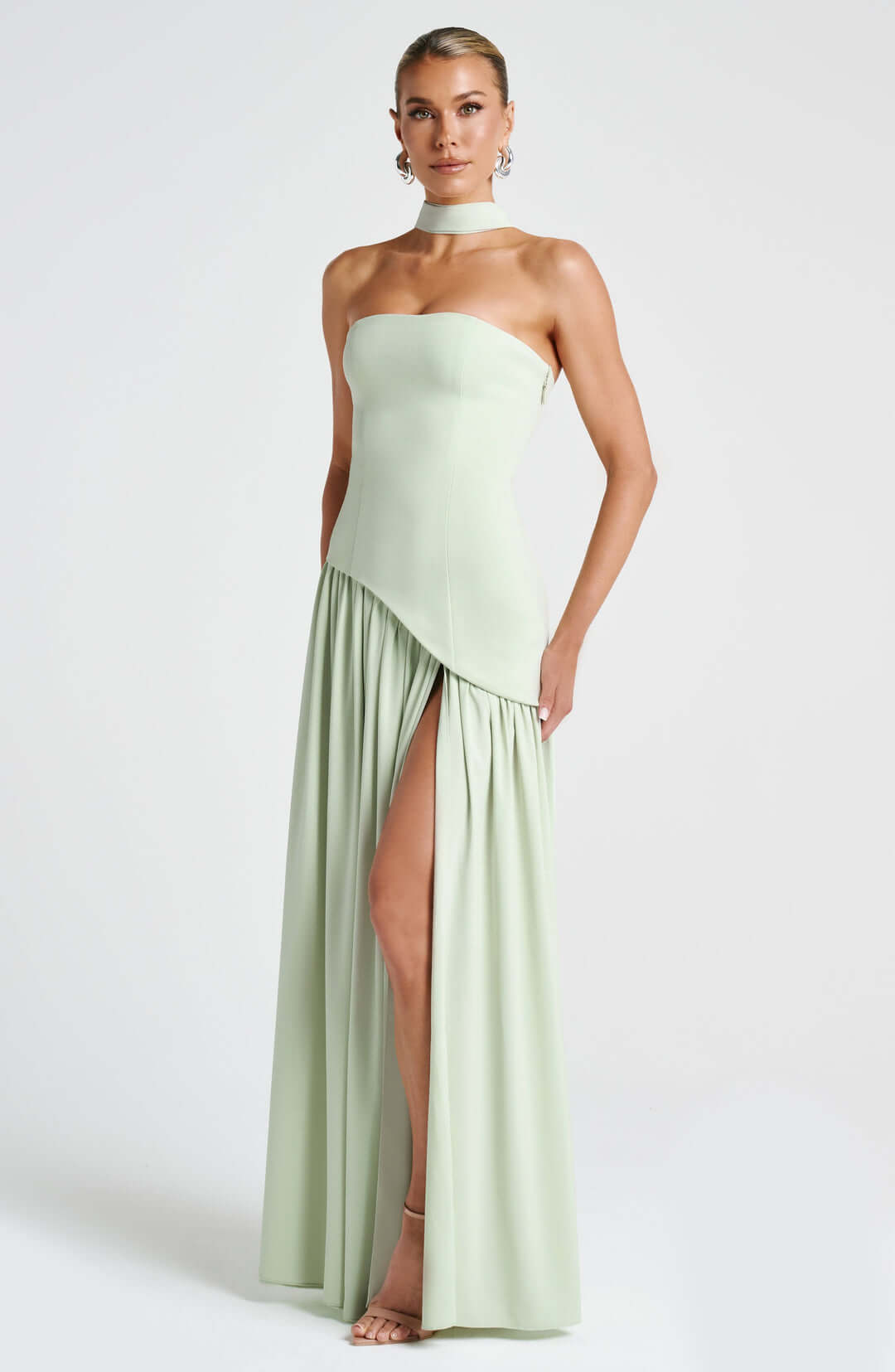 Robe longue sans bretelles avec fente haute