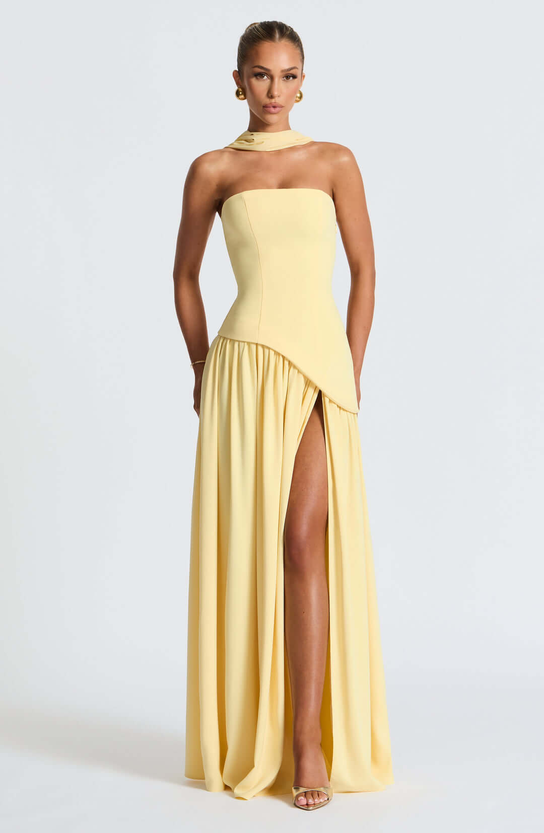 Robe longue sans bretelles avec fente haute