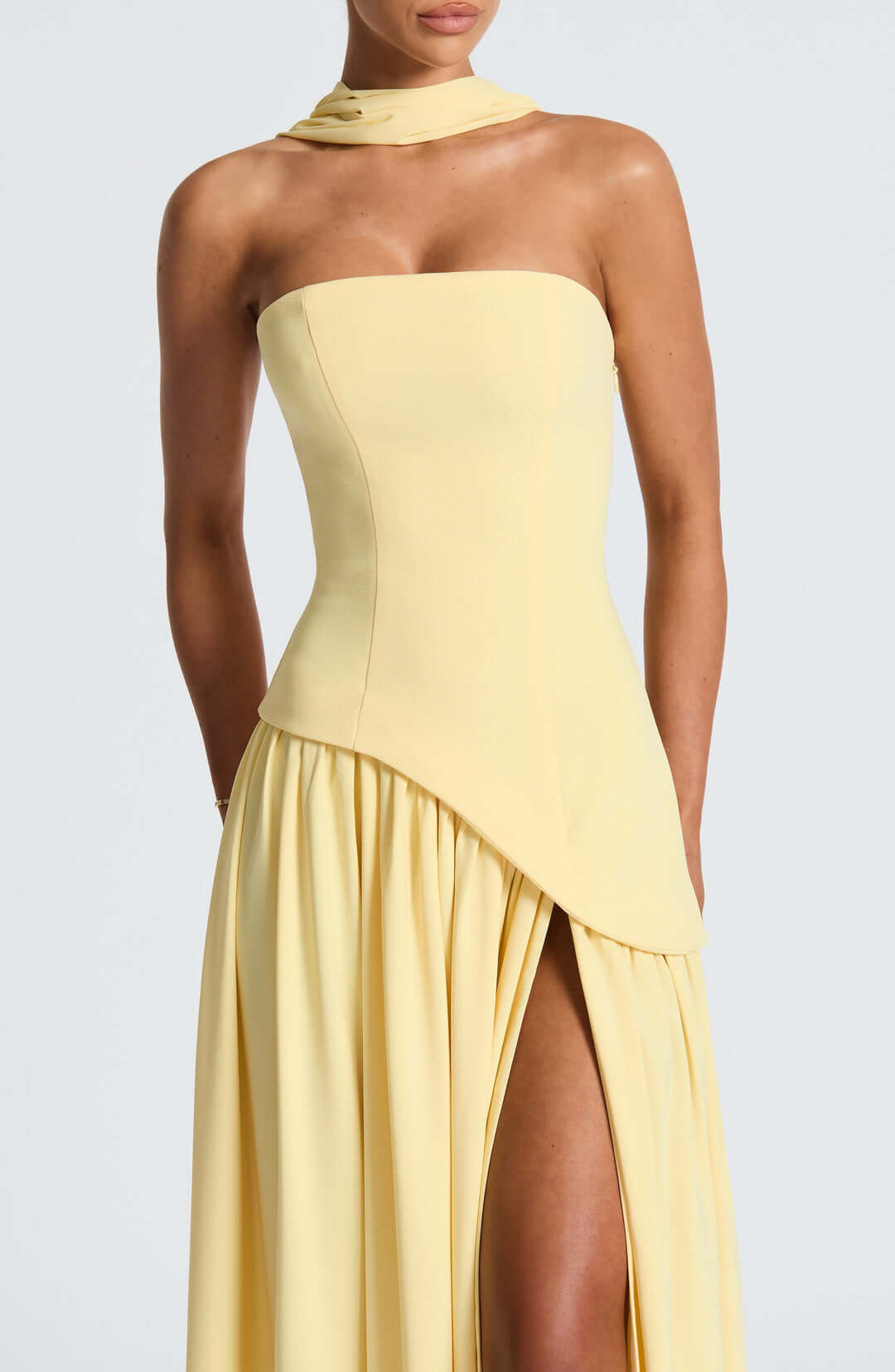 Robe longue sans bretelles avec fente haute