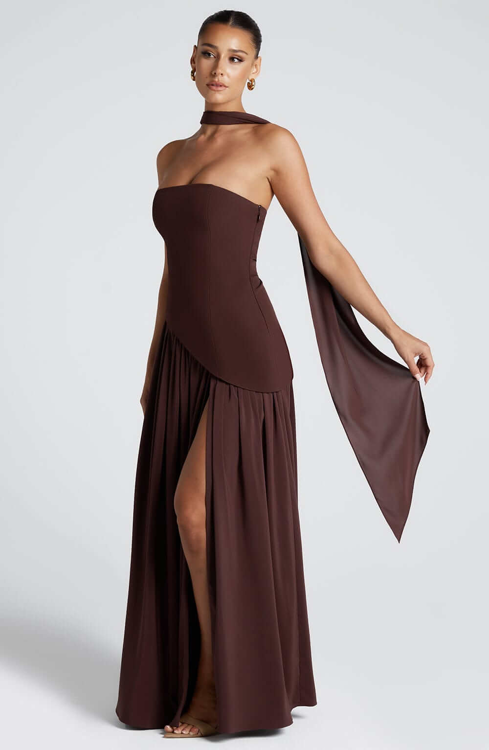 Robe longue sans bretelles avec fente haute