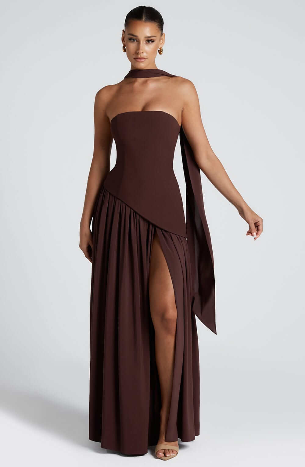 Robe longue sans bretelles avec fente haute