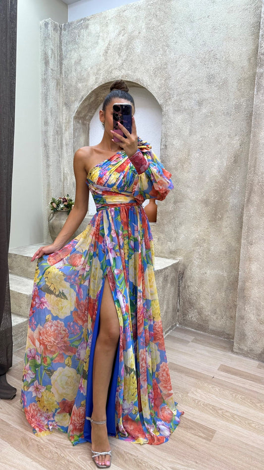 Robe maxi asymétrique à motifs multicolores et coupe élégante