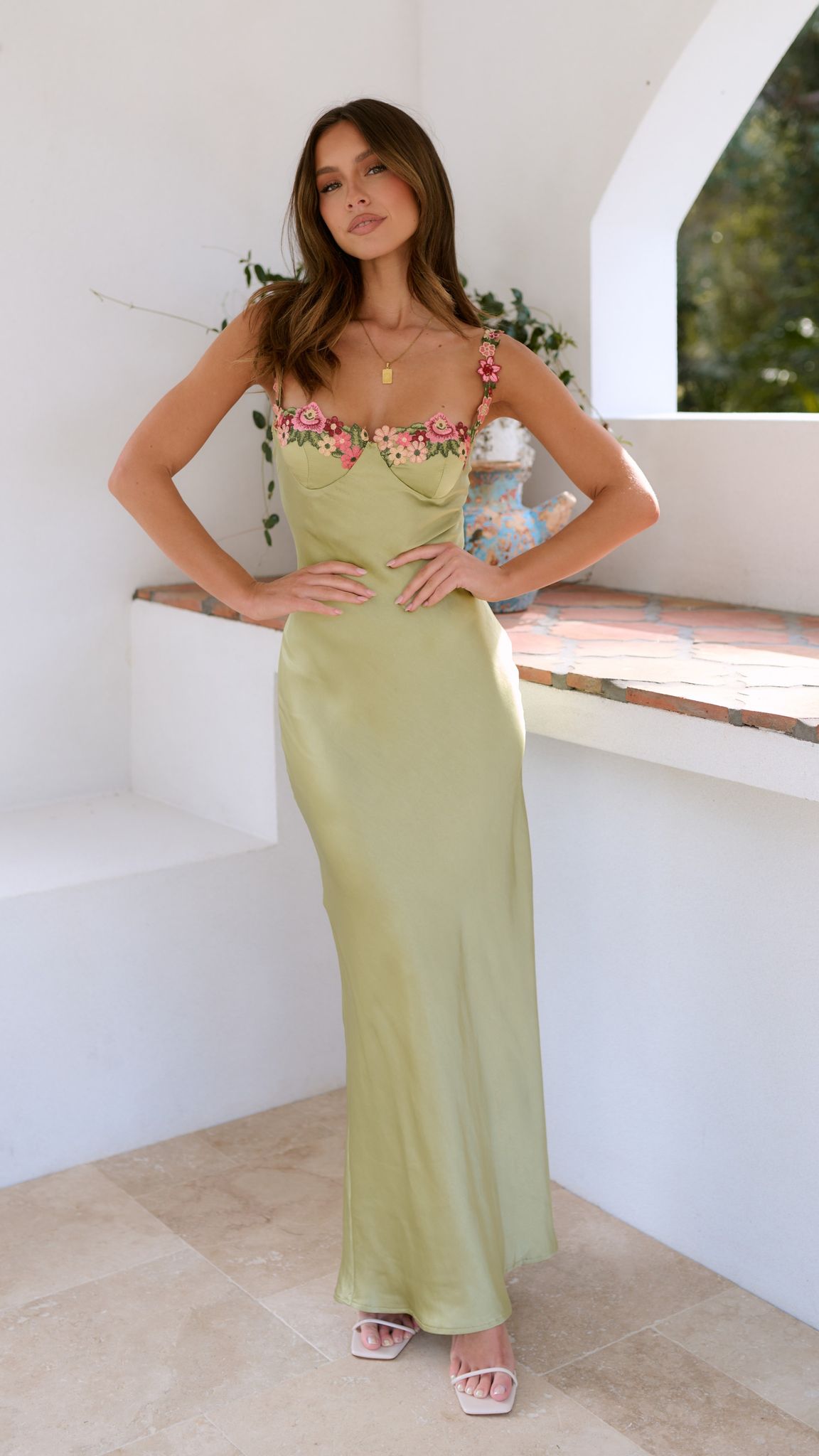 Robe maxi brodée de fleurs pour femme au tombé élégant