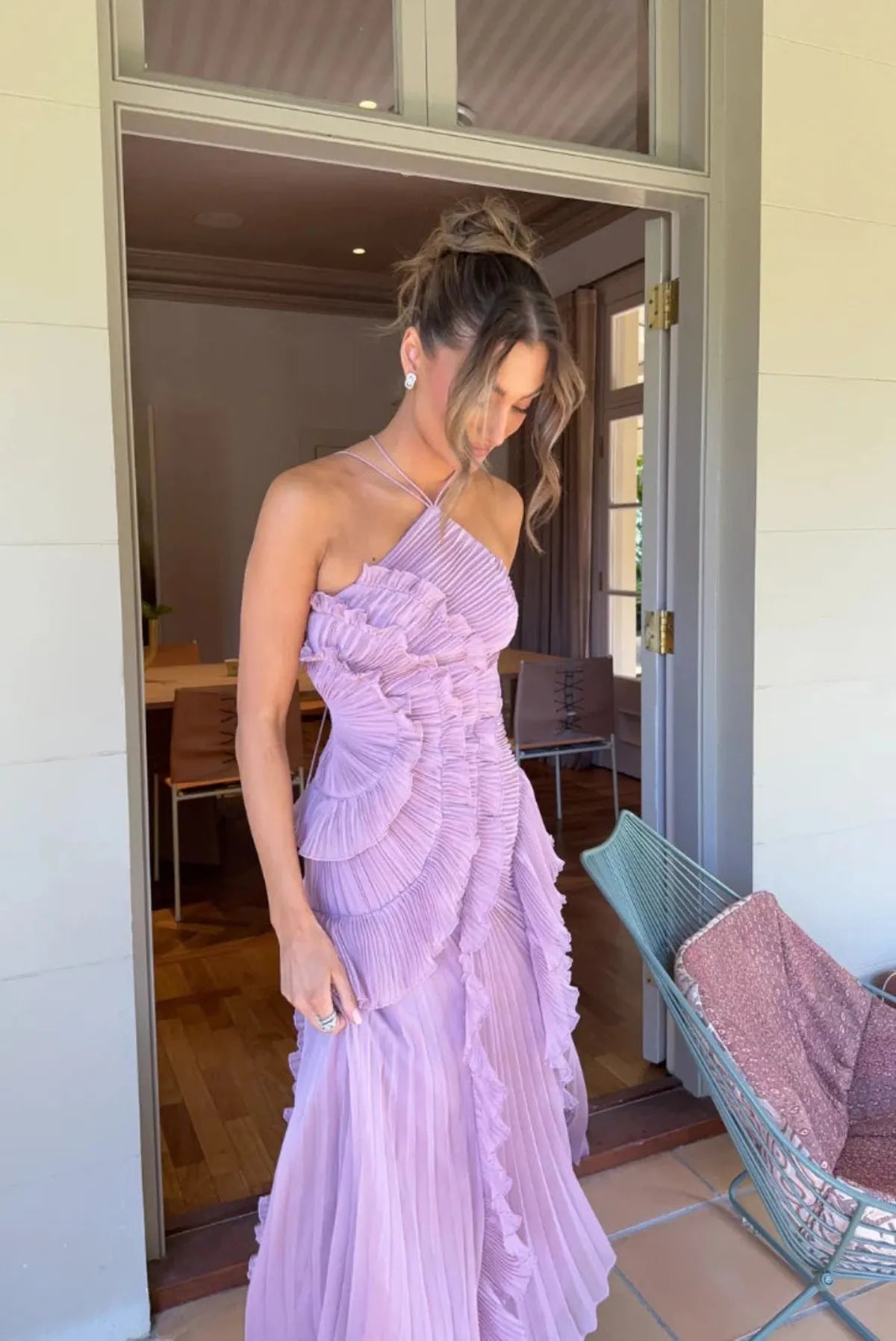 Robe maxi dos nu halter avec volants et fente