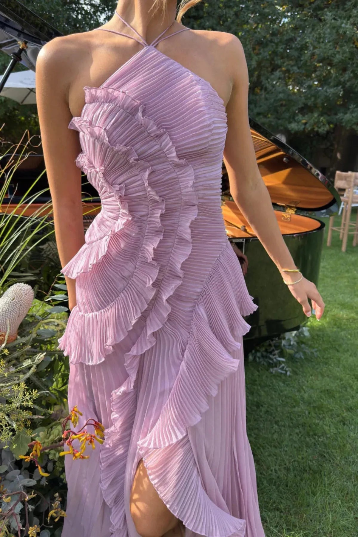 Robe maxi dos nu halter avec volants et fente