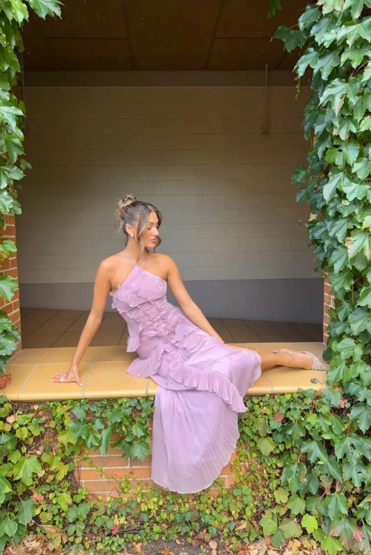 Robe maxi dos nu halter avec volants et fente