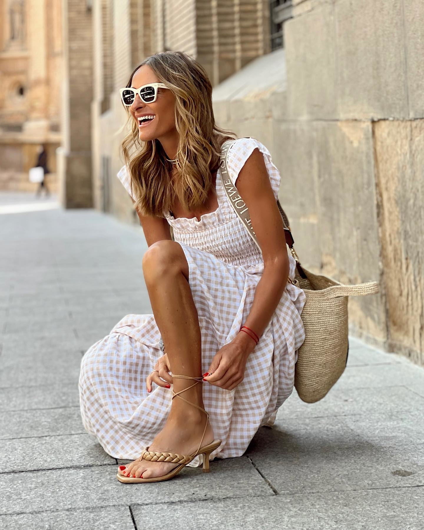 Robe maxi élégante à fronces et manches volantes
