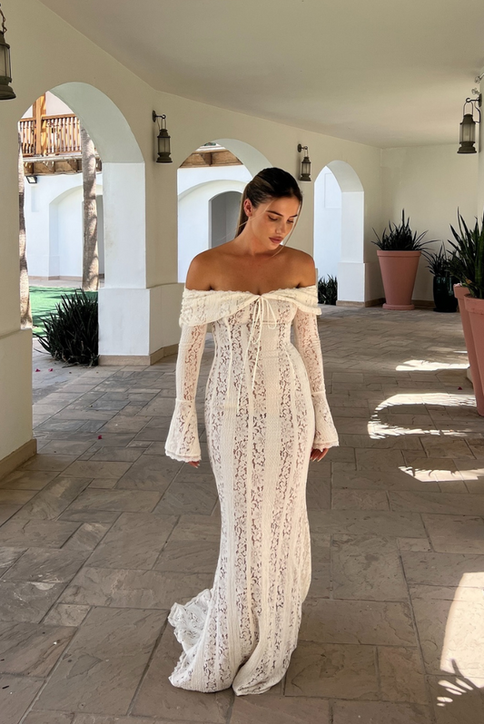 Robe maxi élégante et flatteuse en georgette et dentelle ivoire pour occasions spéciales
