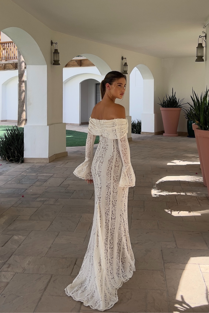 Robe maxi élégante et flatteuse en georgette et dentelle ivoire pour occasions spéciales
