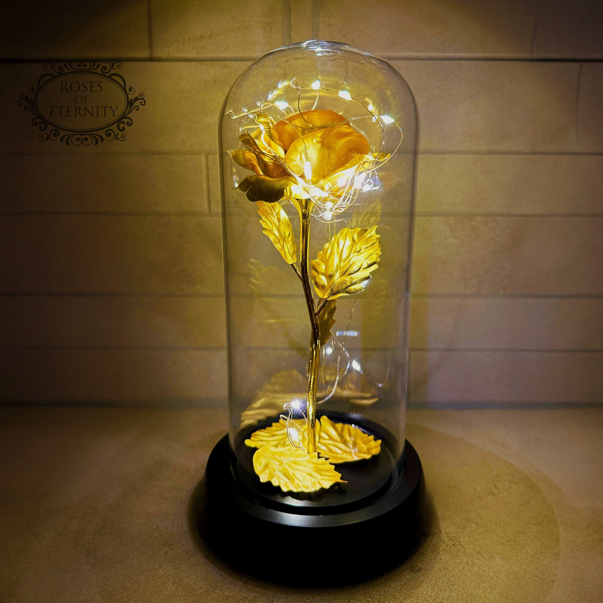 Rose éternelle dorée sous cloche en verre avec éclairage LED