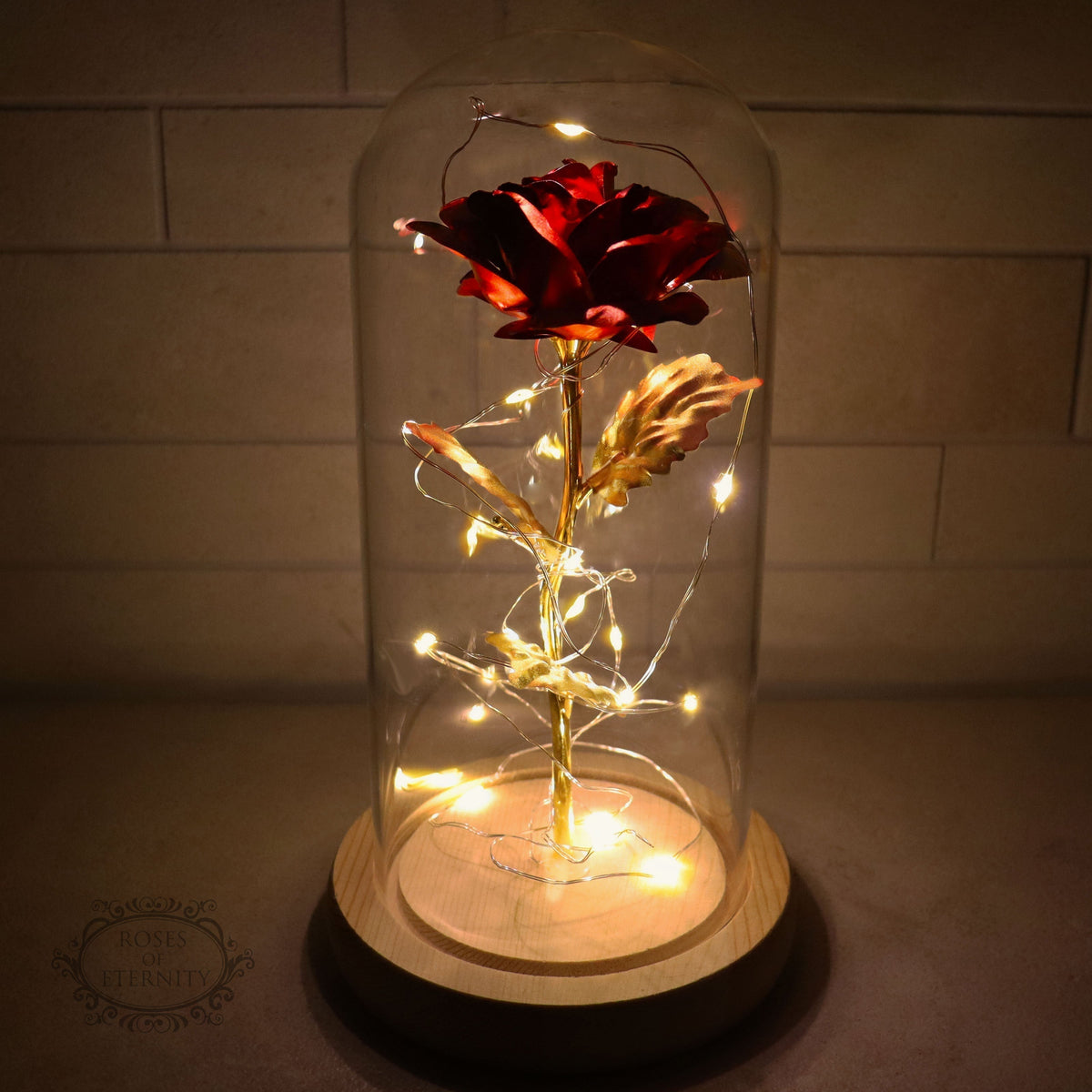 Rose éternelle dorée sous cloche en verre avec éclairage LED