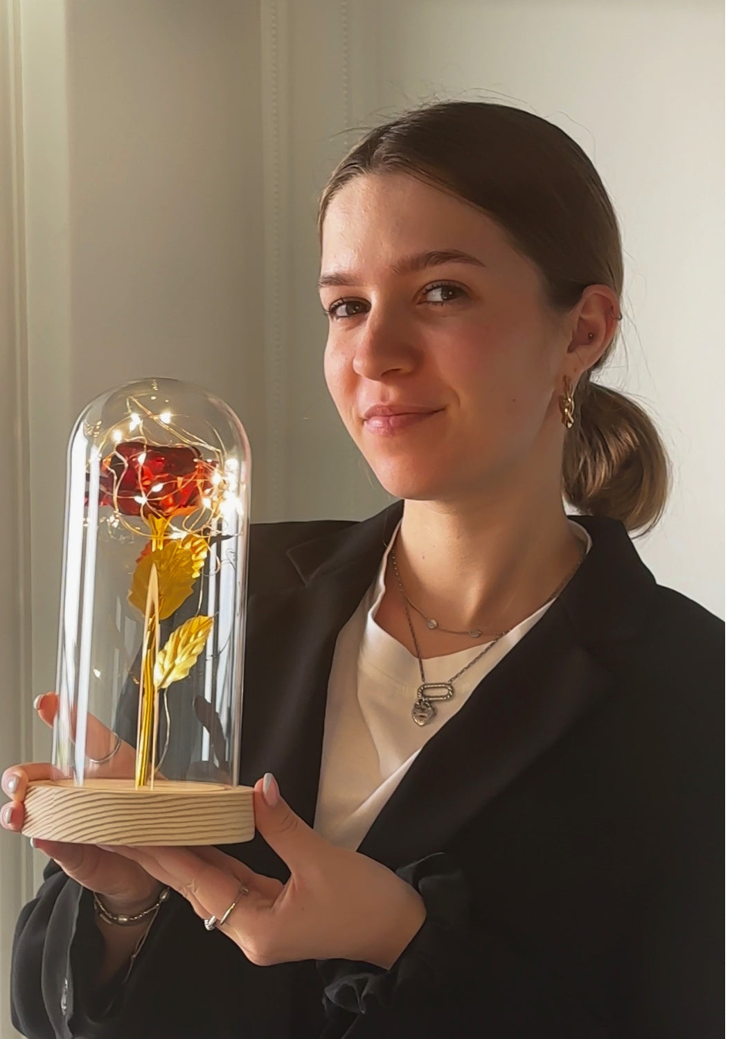 Rose éternelle dorée sous cloche en verre avec éclairage LED