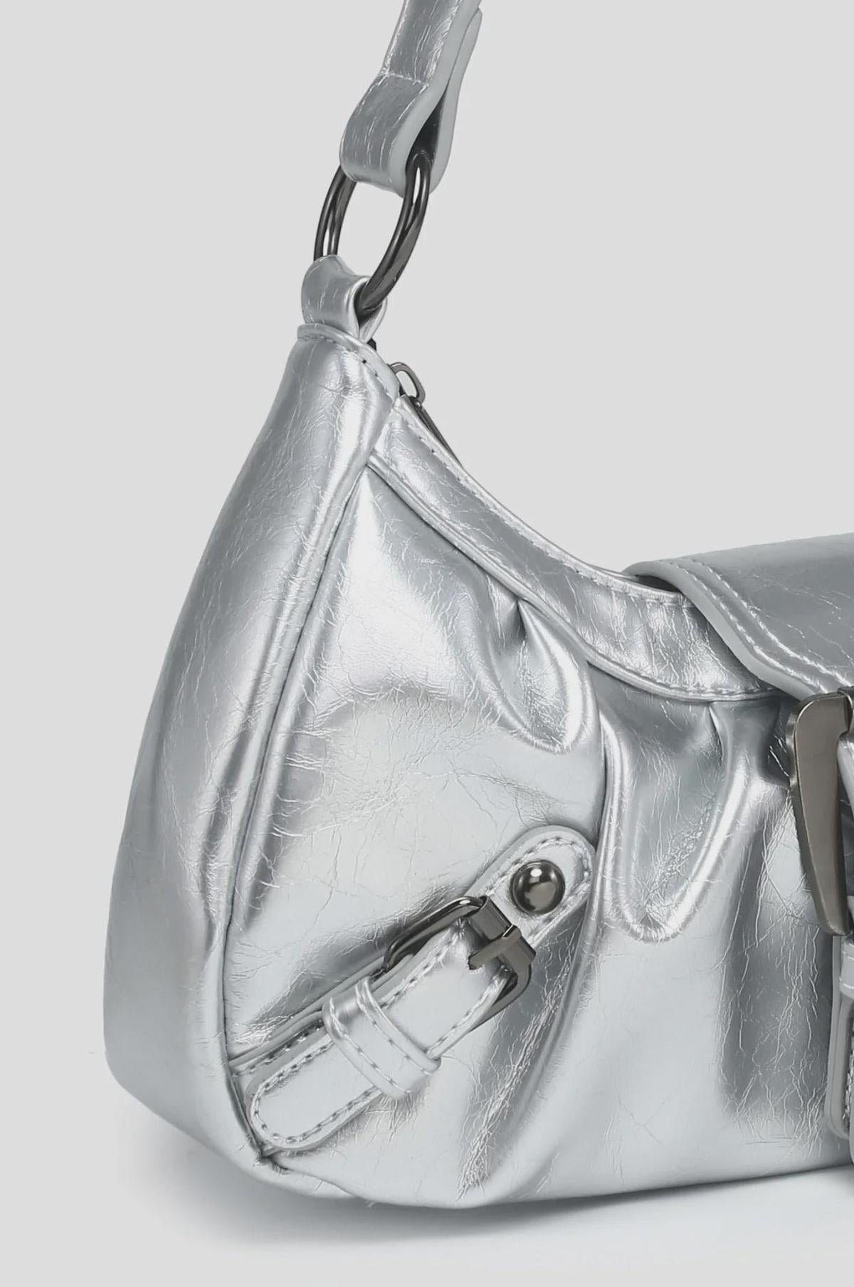 Sac porté épaule compact et élégant en cuir pour femme