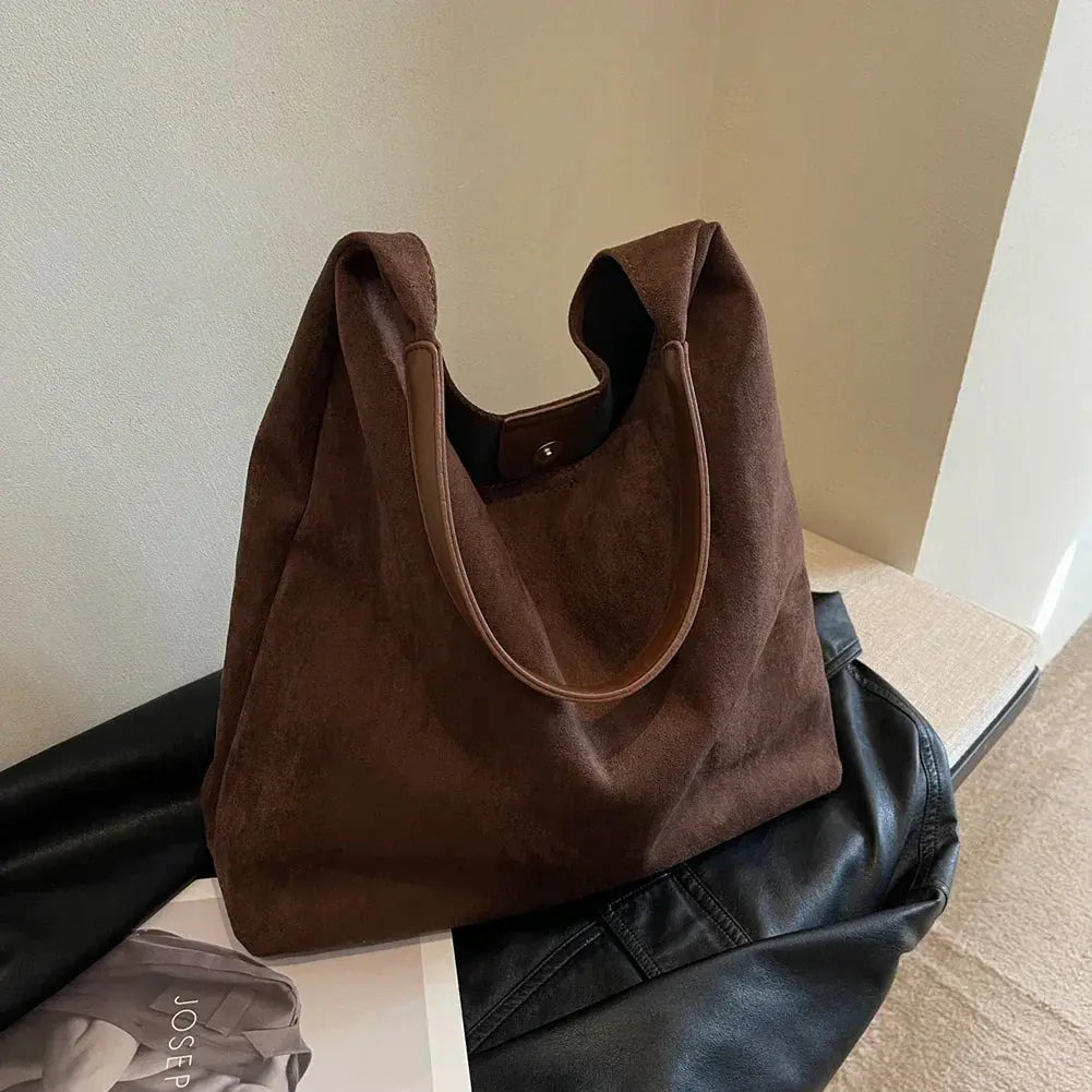 Sac porté épaule pour femme en daim doux avec texture luxueuse et élégance boho
