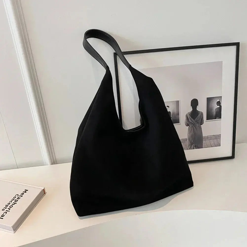 Sac porté épaule pour femme en daim doux avec texture luxueuse et élégance boho
