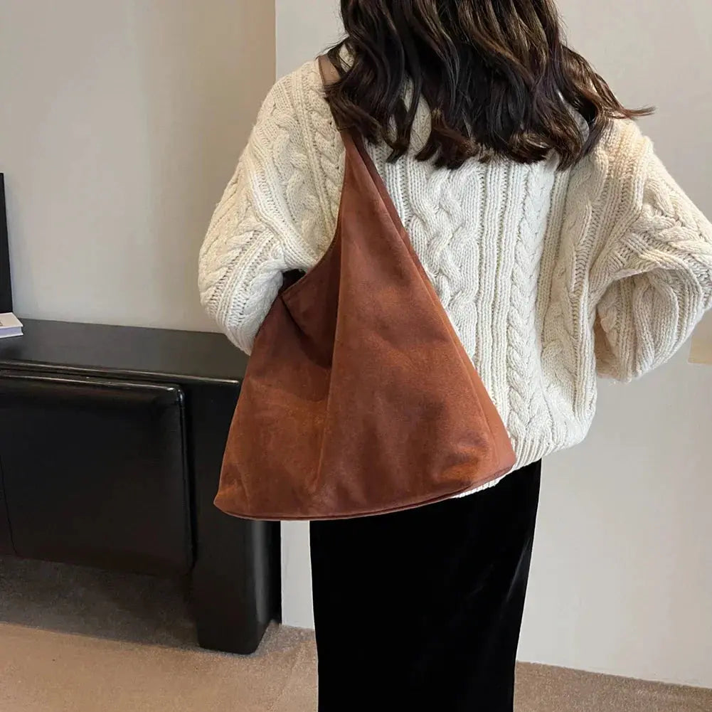Sac porté épaule pour femme en daim doux avec texture luxueuse et élégance boho