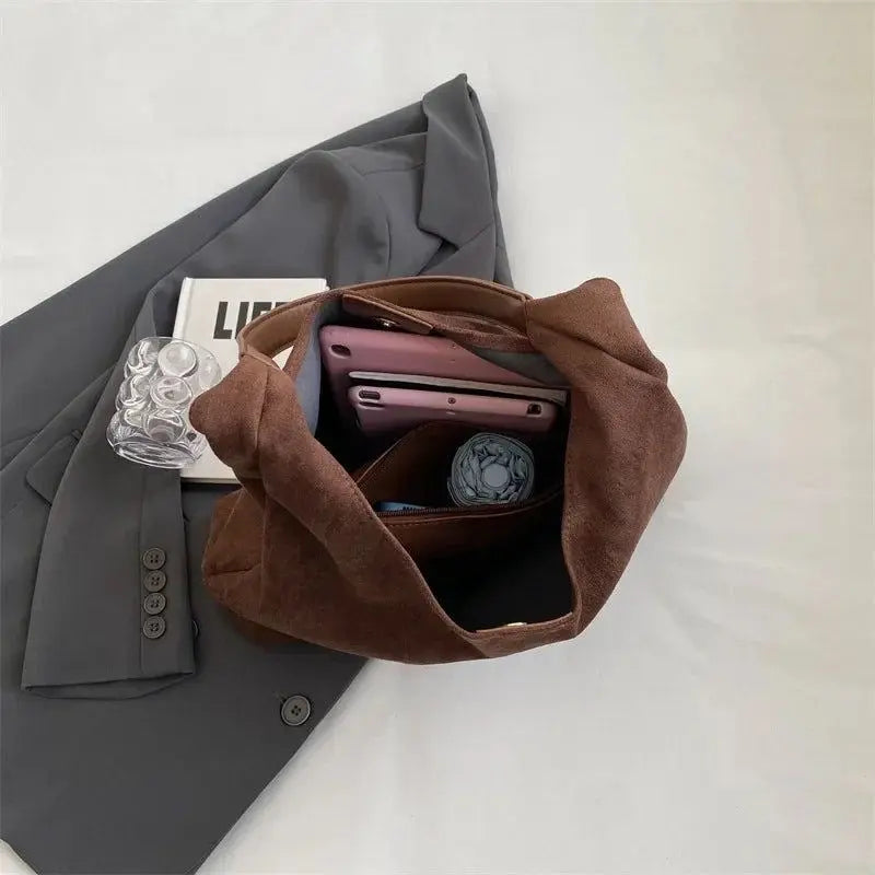 Sac porté épaule pour femme en daim doux avec texture luxueuse et élégance boho