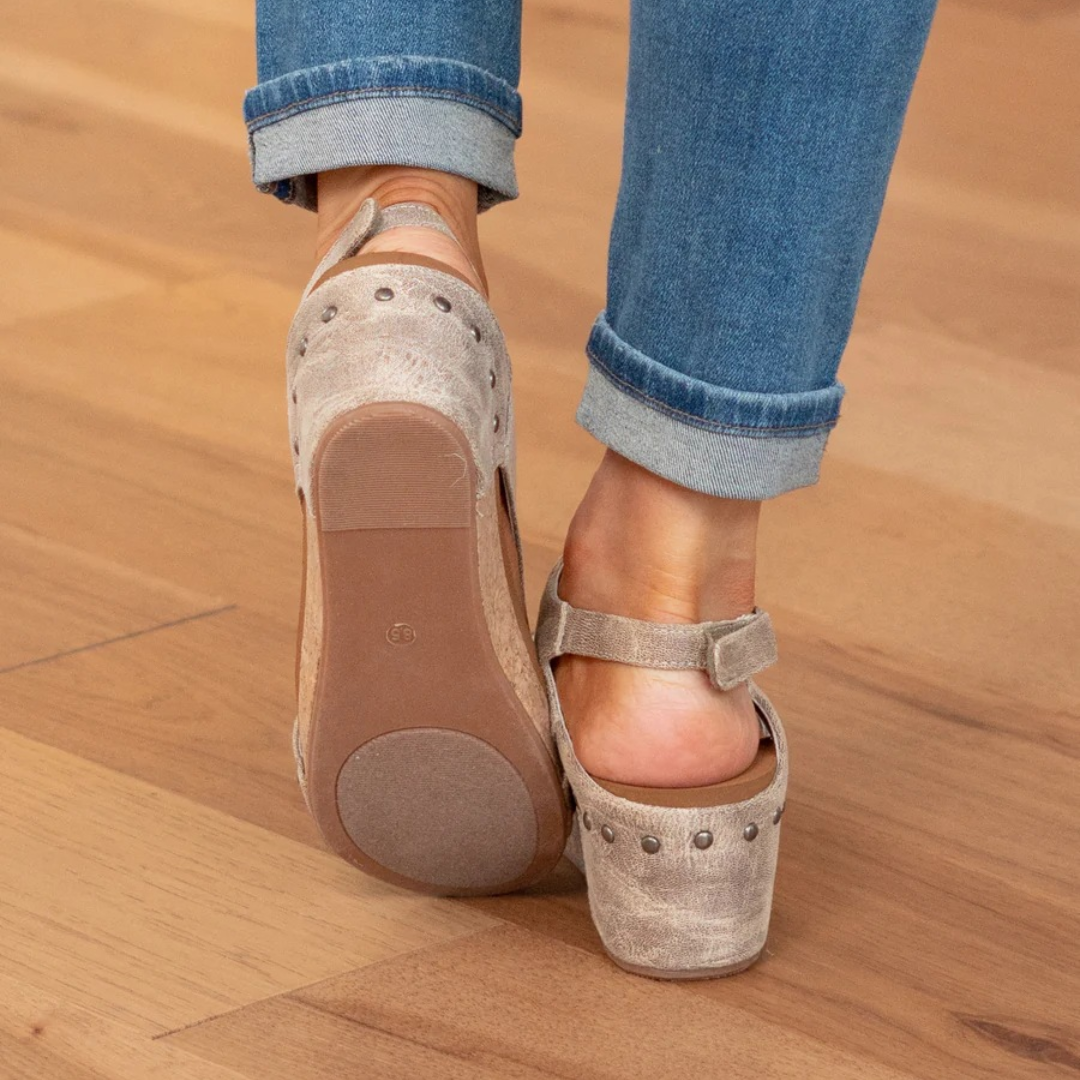 Sandales orthopédiques femme à talon compensé avec clous