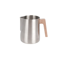 Jarra de leche de acero inoxidable con mango de madera escandinava