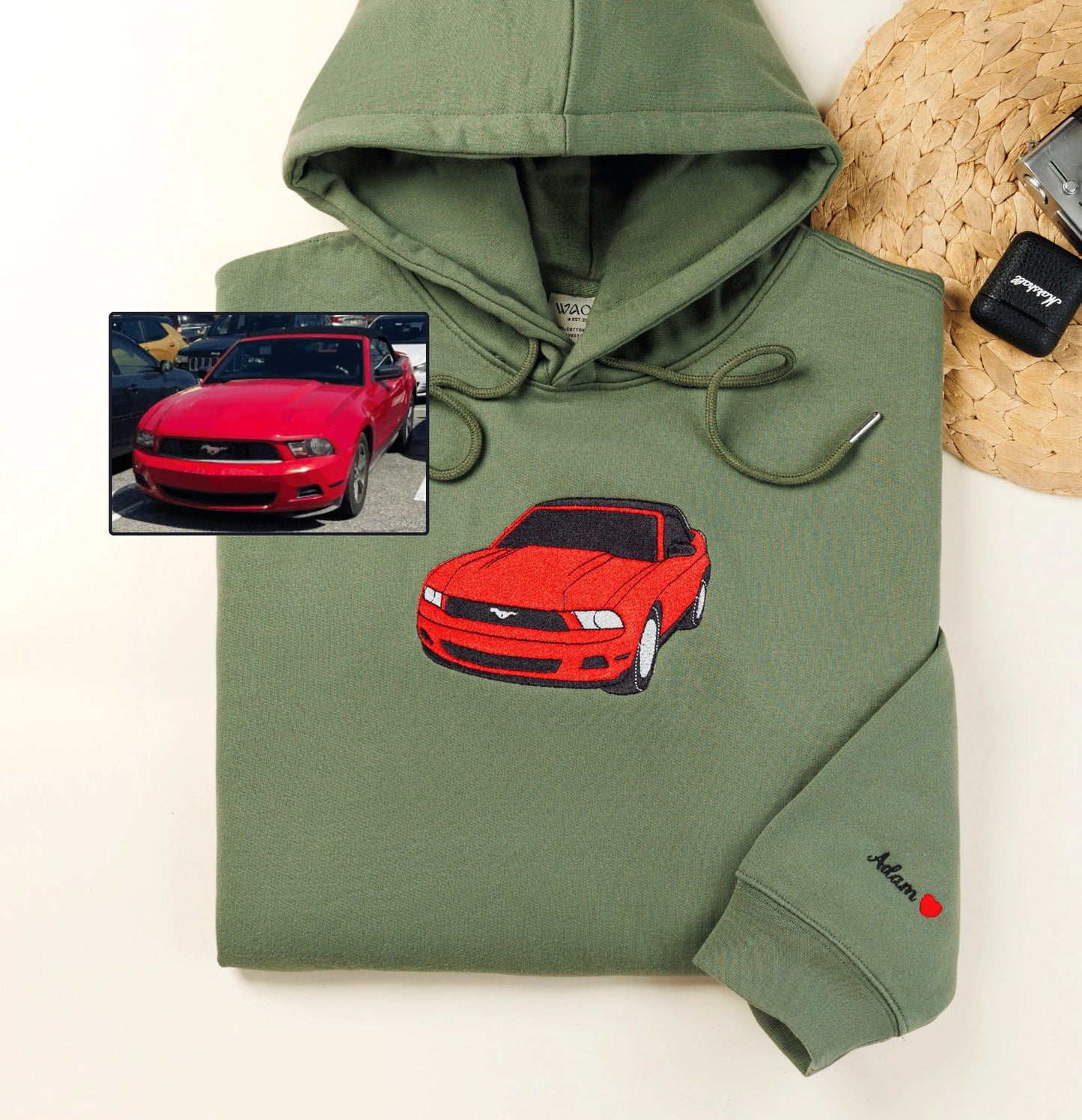 Sweat-shirt à capuche avec voiture brodée