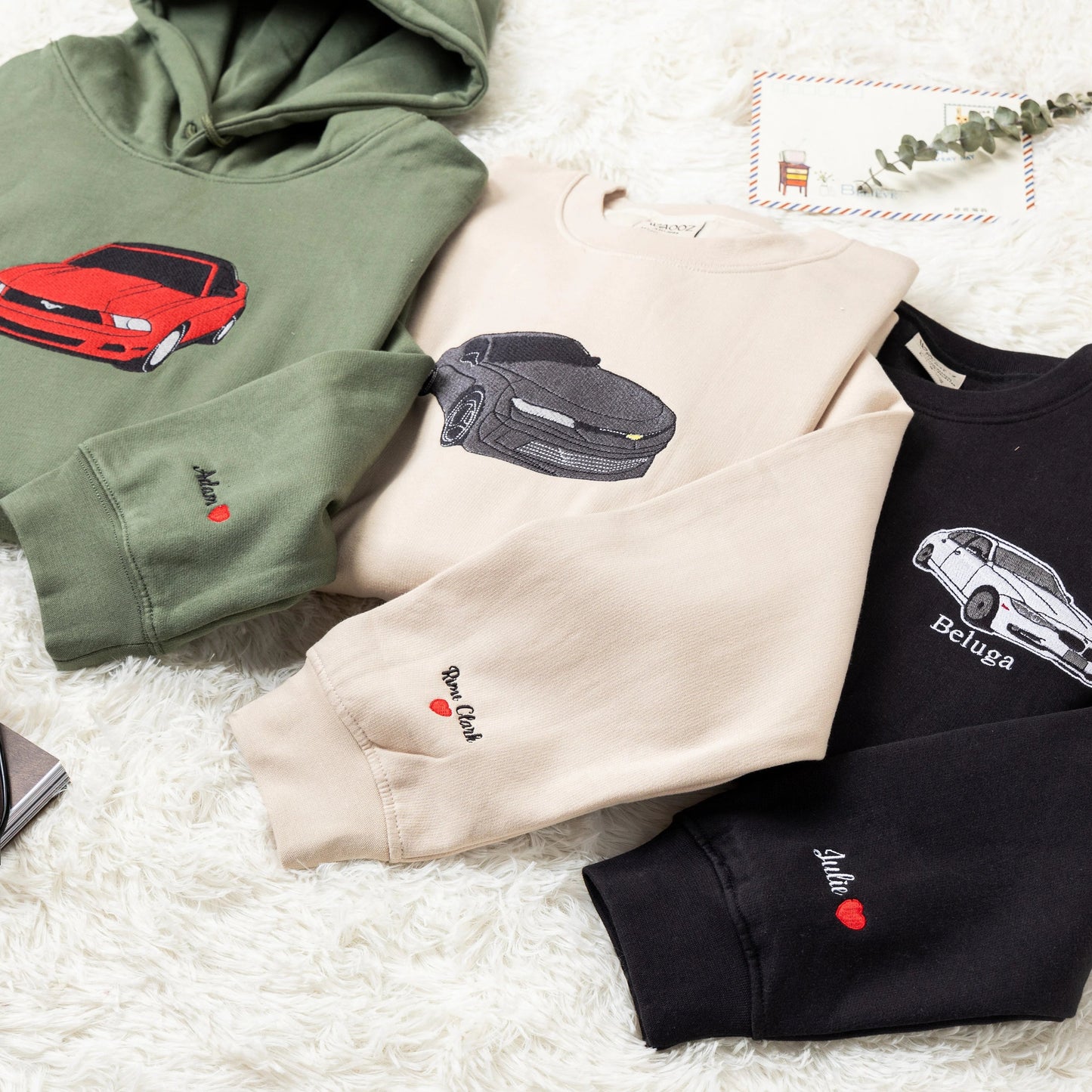 Sweat-shirt à capuche avec voiture brodée