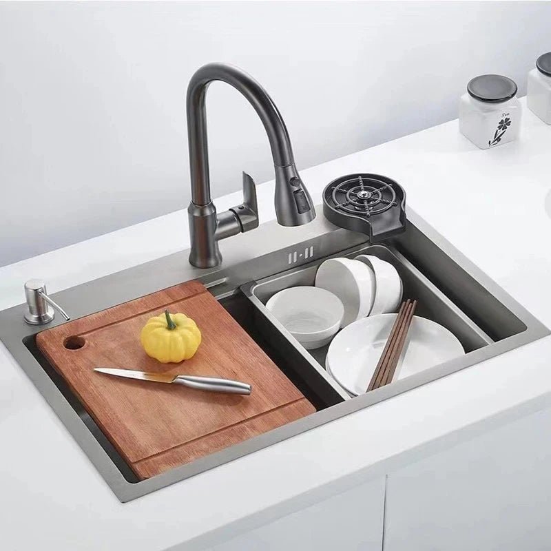 SWIVELUX – Elegant kitchen faucet with pull-out function and 360° rotation