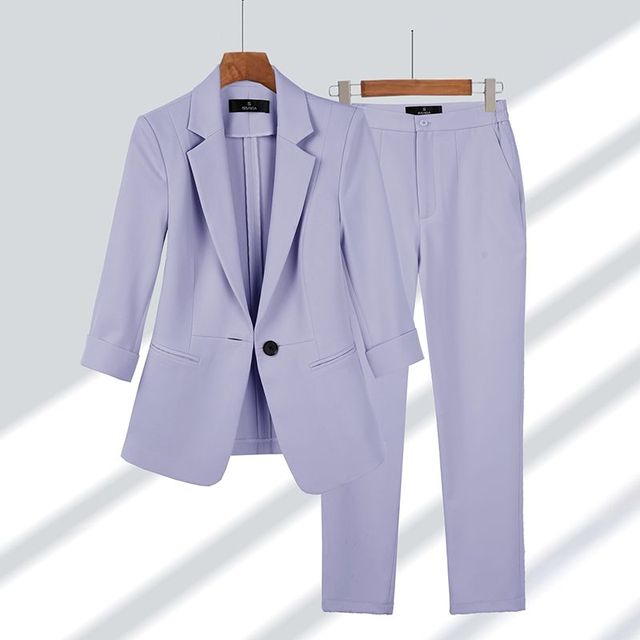 Tailleur deux pièces pour femme avec blazer et pantalon