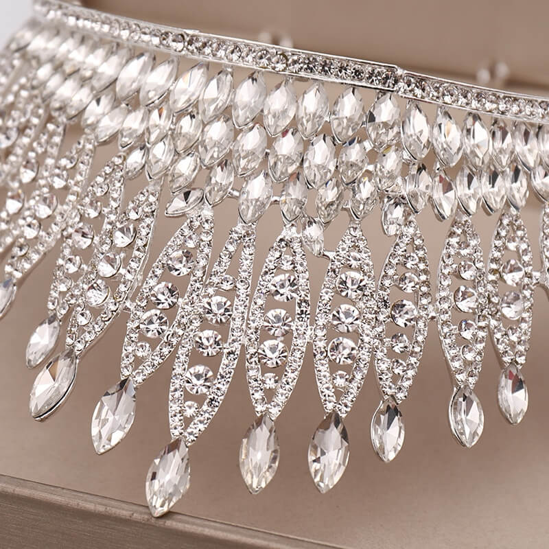 Tiare en cristal ornée de strass