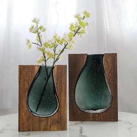 Vase en verre avec finition en bois ton naturel pour décoration minimaliste